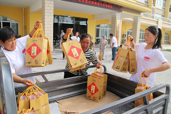 4.仲利食品向臨渙鎮(zhèn)敬老院捐贈月餅.JPG