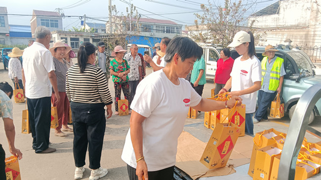 2食品食品向環(huán)衛(wèi)工人贈送中秋月餅.jpg