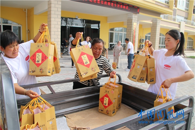 4.仲利食品向臨渙鎮(zhèn)敬老院捐贈月餅.jpg