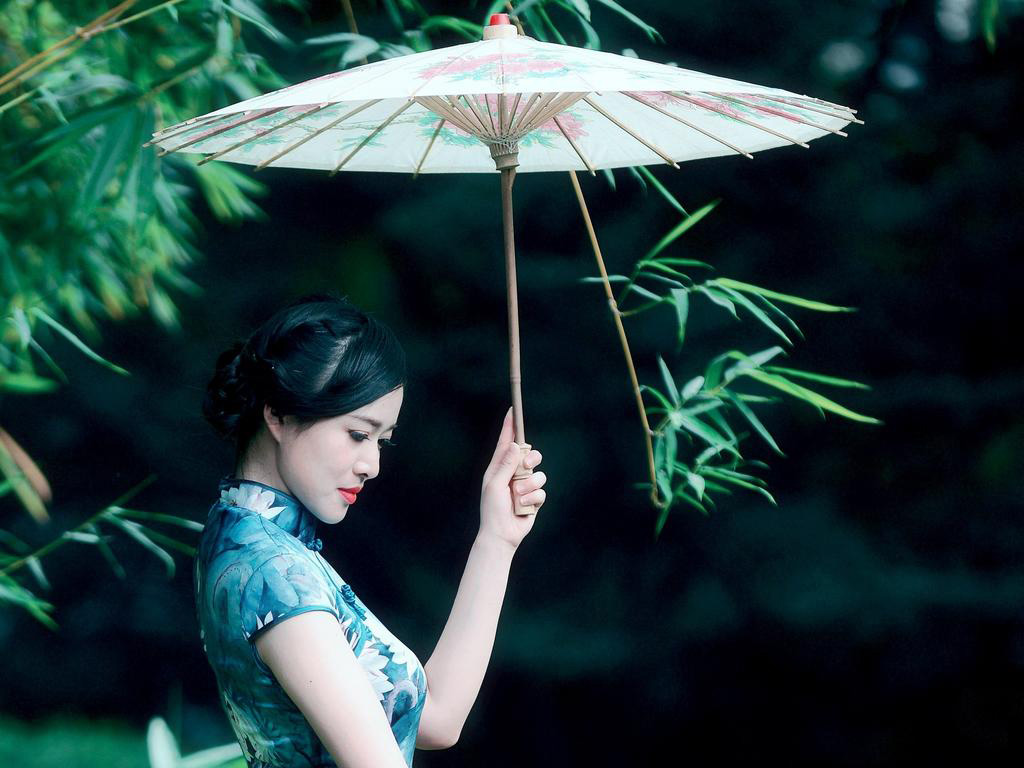 八月的雨    浸濕了誰人的心