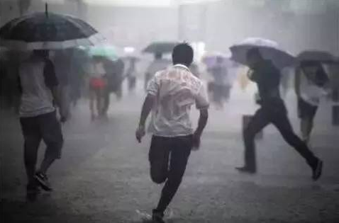 像風(fēng)一樣奔跑的大男孩