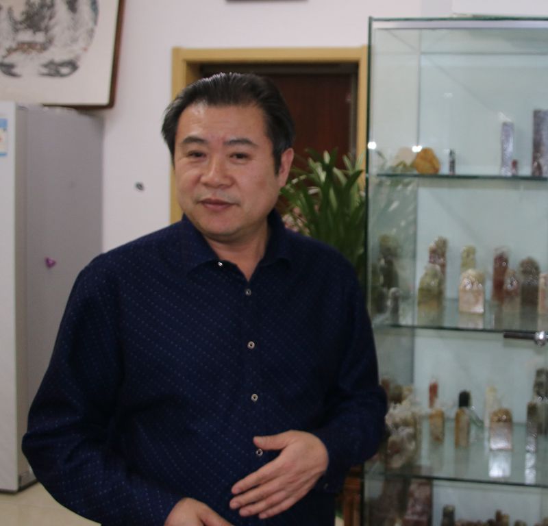 總把詩情鑄筆端