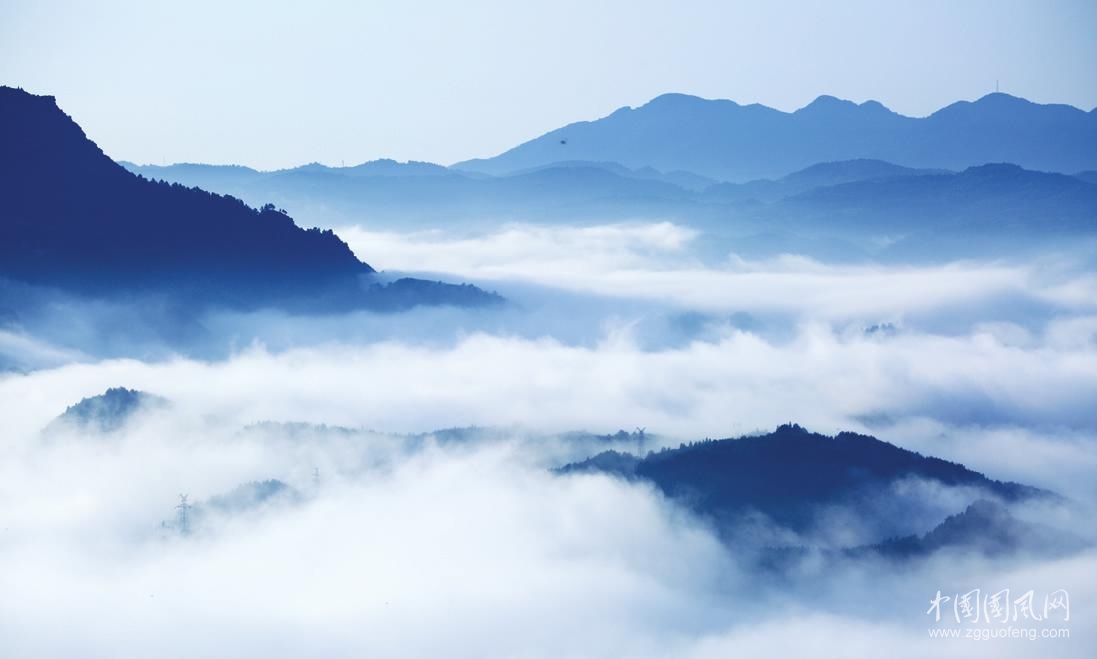 遠(yuǎn)處的云山