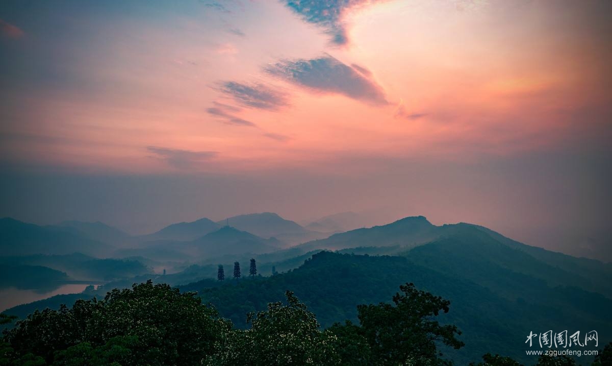 夕陽(yáng)下的遠(yuǎn)山   （作者：白云）